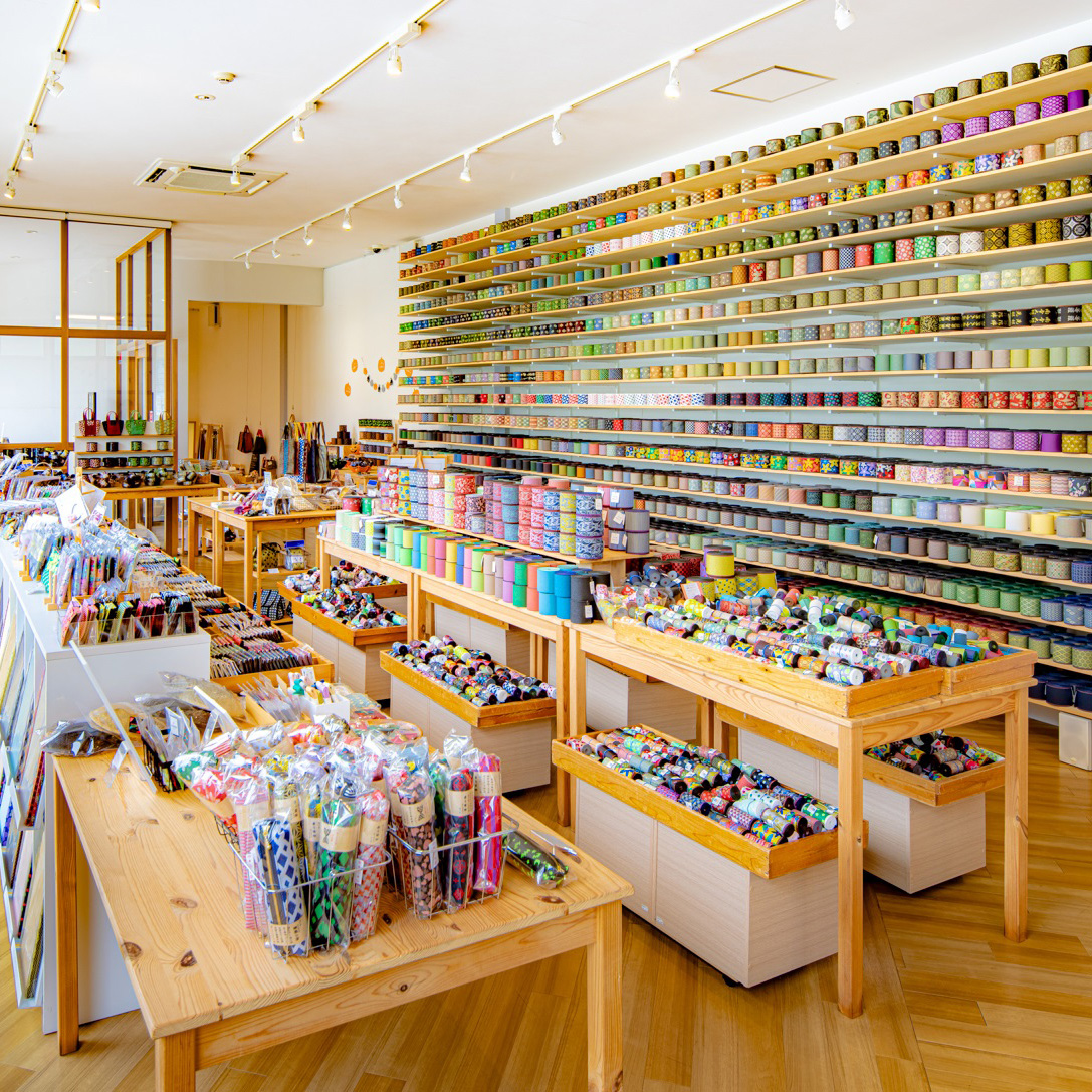 畳縁を取り扱うFLAT児島本店の店内風景