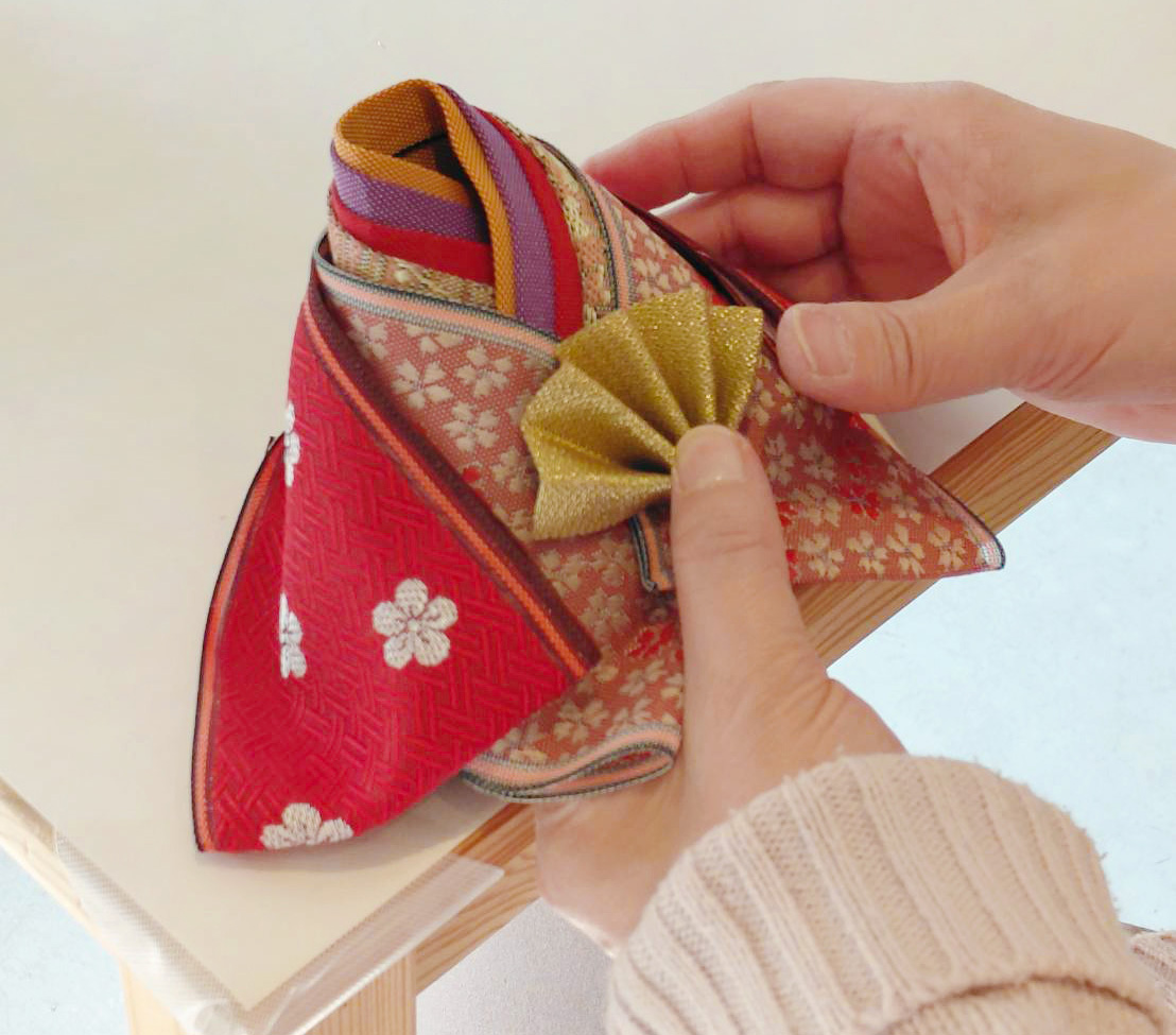 畳縁でつくるお雛様ワークショップの様子