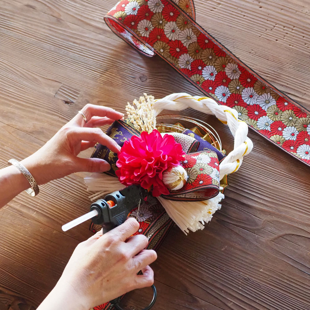 畳縁しめ縄リース制作の様子